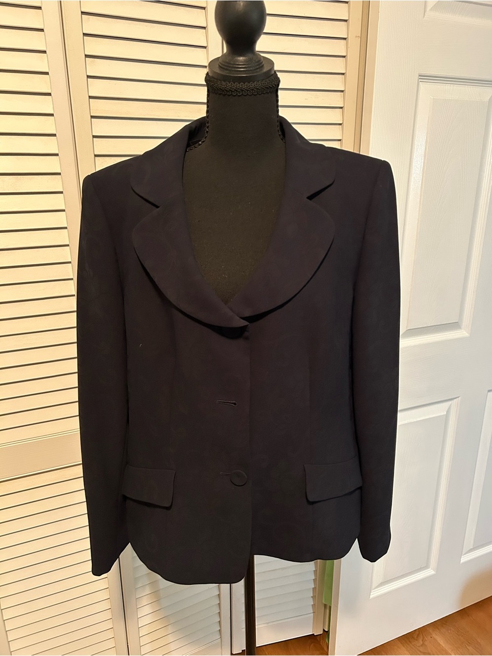 Le Suit Women's Navy Floral Blazer with Rounded Lapel